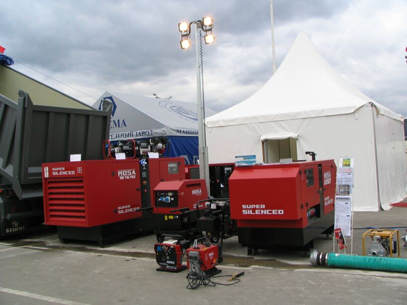 Осветительные мачты BCS/ MOSA. Высота подъема до 9 м, мощность прожекторов до 4 кВт, площадь освещения до 4800 кв.м. Осветительные мачты BCS/ MOSA. Высота подъема до 9 м, мощность прожекторов до 4 кВт, площадь освещения до 4800 кв.м.